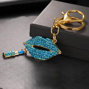 Détail du porte-clés lèvres en strass bleus avec son petit pendentif rouge à lèvres