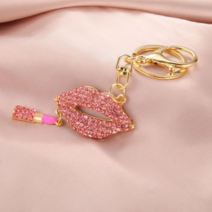 Détail du porte-clés lèvres strass roses avec mini rouge à lèvres doré sur soie