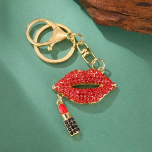 Vue détaillée du porte-clés lèvres en strass rouges avec un petit pendentif rouge à lèvres