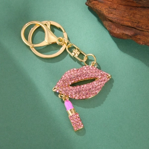 Détail du porte-clés lèvres strass rose avec un accessoire charm de rouge à lèvres