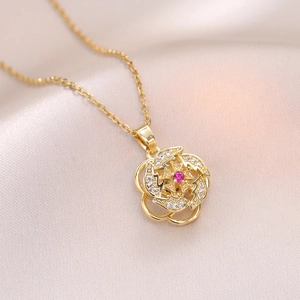 Collier avec pendentif fleur rotative en or, zircons blancs et pierre centrale rose