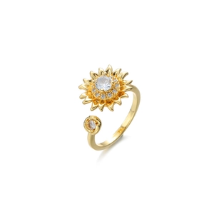 Eleganter goldener Sonnenblumenring mit klarem Zirkonia und Mikro-Pavé-Blütenblättern