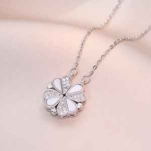 Collier trèfle magnétique polyvalent avec diamants étincelants sur soie rose