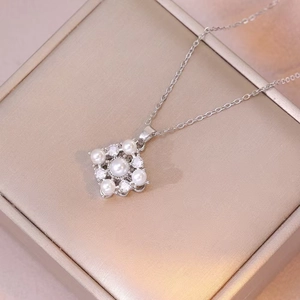 Collier élégant pendentif fleur rotative avec perles et zircon en acier inoxydable poli