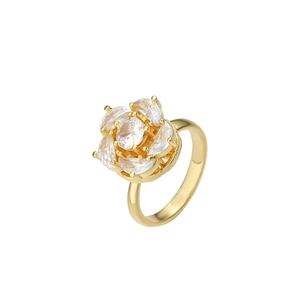 Bague fleur dorée avec pétales en zircon et pierre centrale ronde sur fond blanc pur