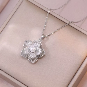 Elegante Kamelienblumen-Halskette in Silber mit Zirkonia und einer zentralen Perle