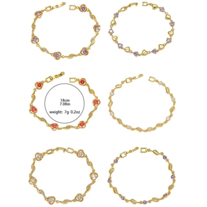 Dettaglio dei bracciali dorati da 18 cm con pietre di zircone colorate e dimensioni