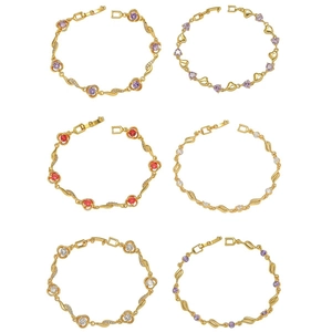 Dettaglio di sei bracciali placcati oro con fiori in zircone viola e rosso brillante