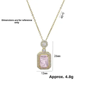 Gouden ketting met rechthoekige roze kristallen hanger en glanzende zirkonia halo