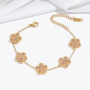 Elegante 18K vergulde roestvrijstalen armband met vijf roze zirkonia klaverbedeltjes