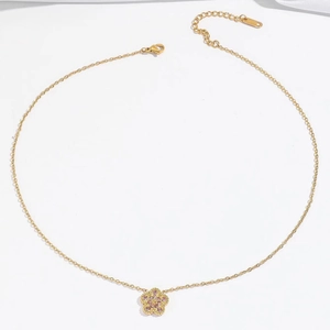 Elegante vergulde roestvrijstalen ketting met roze zirkoon bloemhanger met vijf bladen