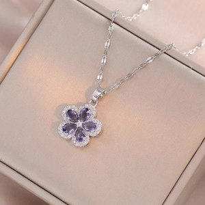 Collier élégant avec pendentif fleur violette, pierres en gouttes et chaîne en argent