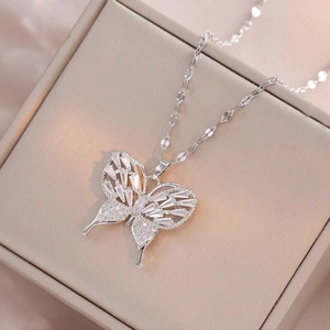 Zilveren vlinderketting met zirkonia stenen op een luxe champagnekleurige geschenkdoos