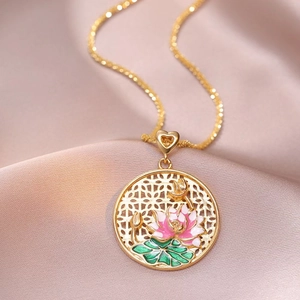 Goldene Lotus Emaille-Blume Halskette mit hohlem runden Anhänger auf Seide