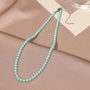 Collier de perles vert menthe élégant avec fermoir mousqueton argenté réglable pour femme
