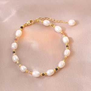 Elegante zoetwaterparel armband met kleurrijke toermalijn en gouden kralen op roze zijde