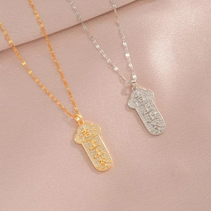 Colliers talismans élégants en or et argent avec caractères chinois sur fond rose