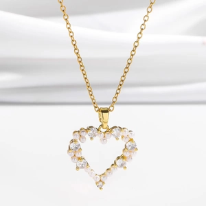 Collier élégant avec pendentif cœur doré orné de perles blanches et zircons scintillants
