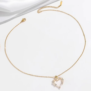 Élégant collier cœur doré au design ajouré orné de perles blanches et petits cristaux