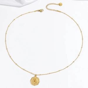 Collana vintage francese in acciaio inossidabile dorato con ciondolo a moneta su bianco