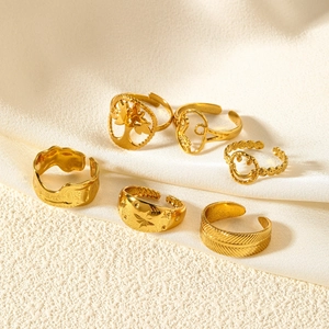 Sechsteiliges Set goldener Edelstahlringe mit Smile- und Lebensbaum-Design, verstellbar