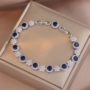 Elegante pulsera estilo esmeralda con gemas azul oscuro y brillantes circonitas blancas