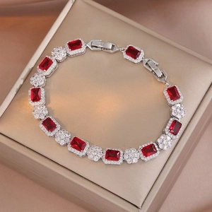 Pulsera de plata con circonitas rojas rectangulares en una elegante caja de regalo