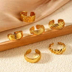 Set de 6 anillos ajustables de acero inoxidable dorado con texturas variadas