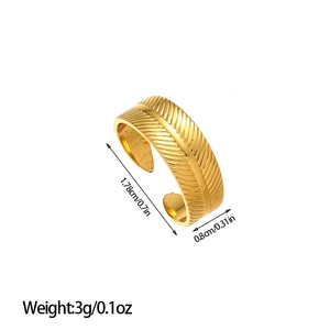 Goldener Edelstahlring mit feiner Federstruktur und verstellbarer Breite von 0.8cm
