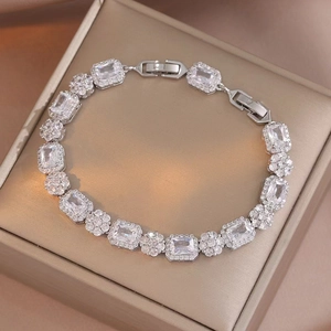 Pulsera plateada con circonitas rectangulares y redondas en caja metálica de lujo