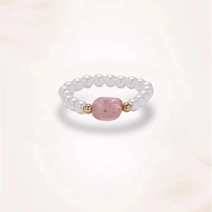 Detailansicht eines handgefertigten Perlenrings mit rosa Naturstein und Perlen