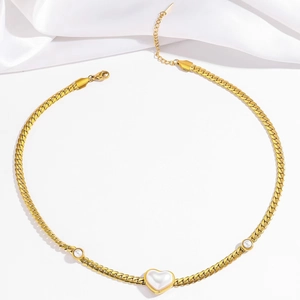 Détail du collier chaîne cubaine dorée en acier inoxydable avec pendentif cœur perle