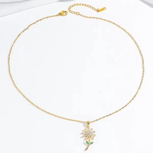 Elegante goldene Halskette mit funkelndem Gänseblümchen-Anhänger und grünem Blatt-Detail