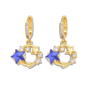 Ohrhänger in Gold mit blauem Sternenkristall und funkelnden Zirkoniasteinen