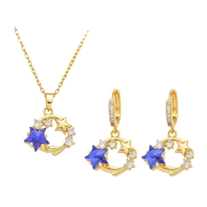 Goldenes Sonne-Mond-Schmuckset mit blauen Sternanhängern und Zirkon auf weißem Hintergrund
