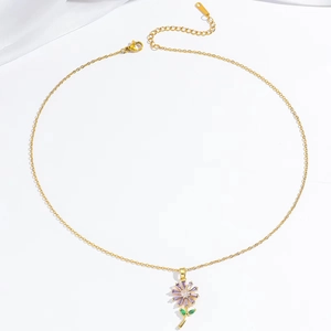 Elegante goldene Halskette mit lila Blumenanhänger und grünen Strassblatt-Akzenten