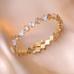 Detailaufnahme des ovalen Armreifs mit weißen und Champagner-Zirkonia auf Satin