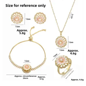Vijfdelige sieradenset met roze madeliefjes hangers en een gouden metalen afwerking