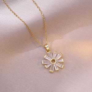 Collier pendentif tournesol doré avec zircons rectangulaires sur fond de soie rose