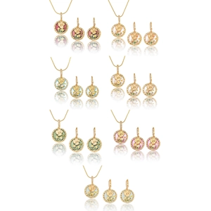 Detailansicht der bunten Blumenrelief-Halsketten und Ohrring-Sets mit Emaille-Finish
