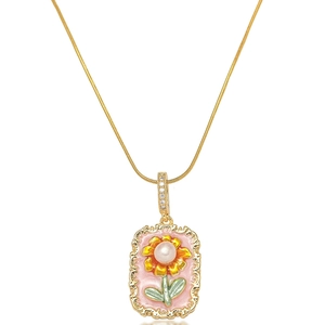 Detailansicht der Blumenkette mit rosa Emaille und Süßwasserperle im Set