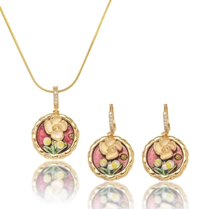 Detail eines Blumenschmuck-Sets mit Süßwasserperlen und Rosenreliefmustern in Gold