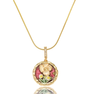 Detailansicht des Emaille-Blumenanhängers mit Mikrodiamanten an goldener Schlangenkette