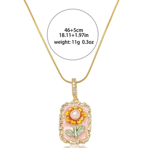 Detailansicht der Sonnenblumenkette mit rosa Emaille und Perle an einer Goldkette