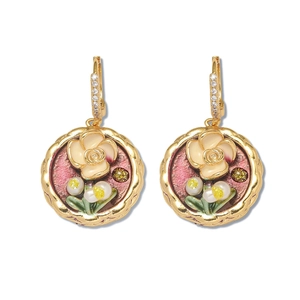 Detailansicht der französischen Vintage-Ohrringe mit Emaille-Blumen und Perlen