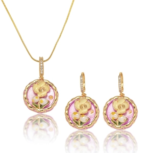 Detailaufnahme von Schmuckset mit rosa Emaille-Blumen und natürlichen Perlen