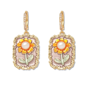Details von Vintage-Ohrringen mit Sonnenblumen-Emaille und echten Süßwasserperlen