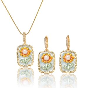 Französisches Vintage-Schmuckset mit Perlenkette und floralen Emaille-Ohrringen