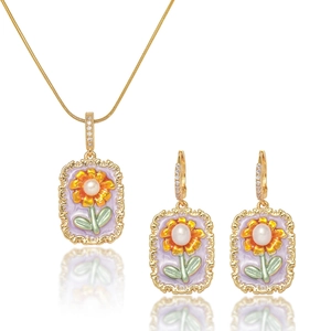 Französisches Retro Set mit Naturperlen und Emaille Blumen Halskette sowie Ohrringen