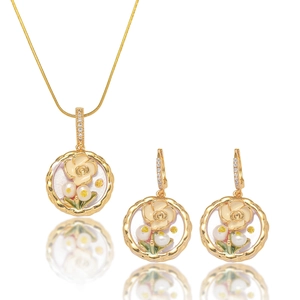 Detail von französischem Vintage-Schmuckset mit Perlen und floraler Emaille-Verzierung